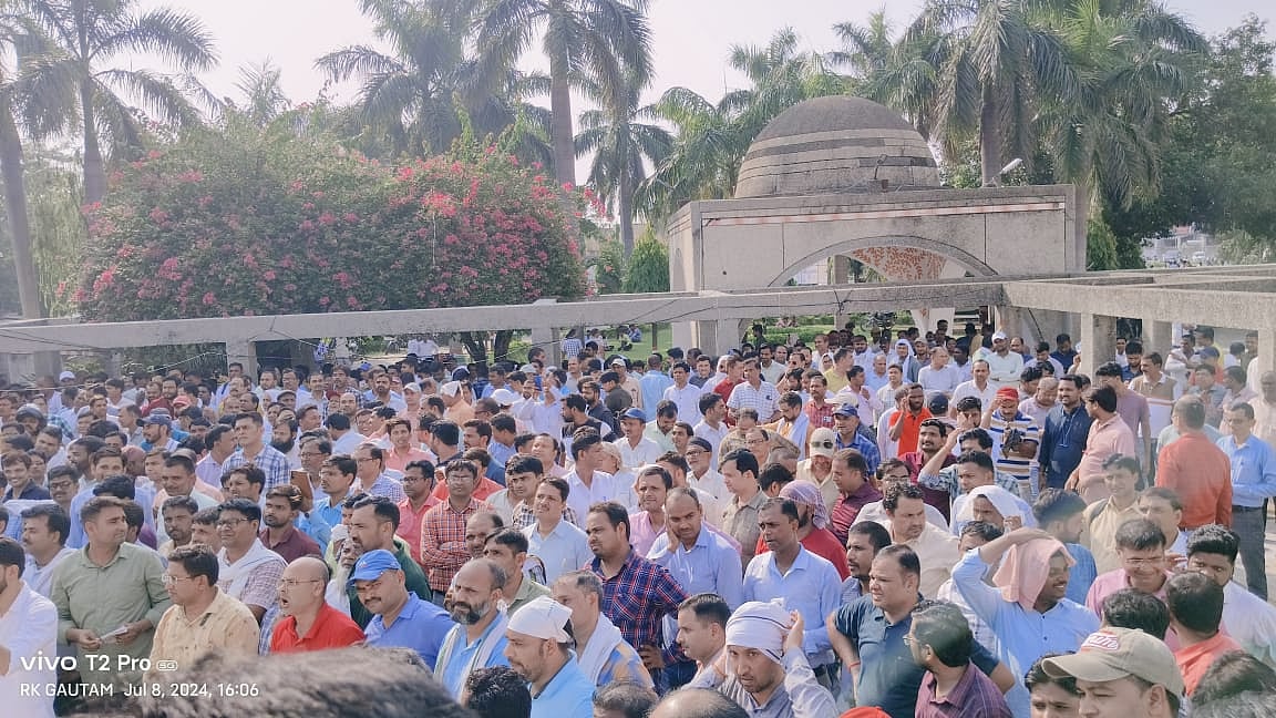 X/@abhinav019 : Teachers protesting in Siddharth Nagar | 